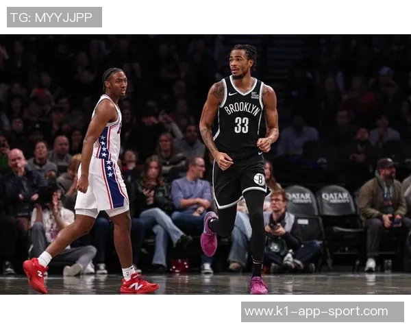 克拉克斯顿上半场表现惊艳7投5中砍下11分8篮板外线命中率完美